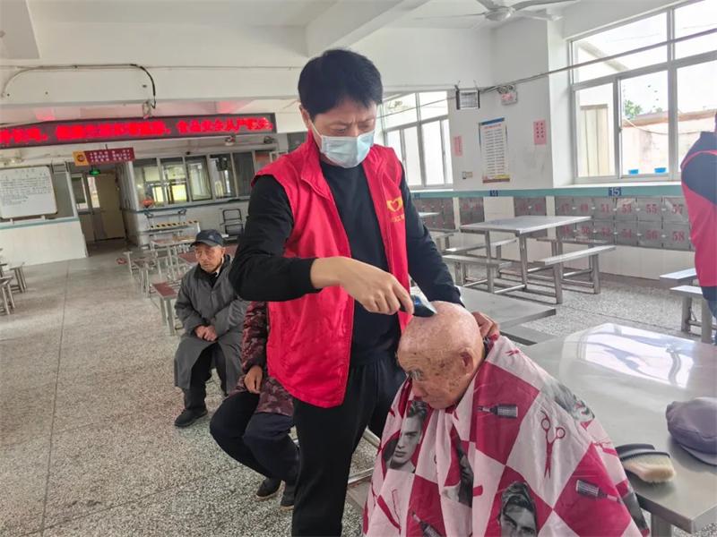 一位教师的13年义工路